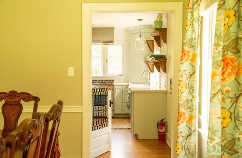 Laurel Cottage | Southern Retreat at its Finest with King Bed En-suite and Antiques Galore!