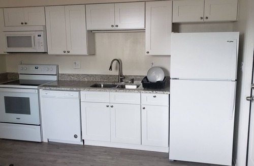 Palatka Apartment | Spacious 1BR unit available on a partitioned street. No traffic!