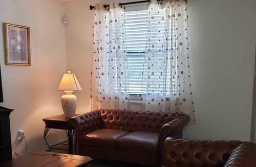Palatka Apartment | Spacious 1BR unit available on a partitioned street. No traffic!