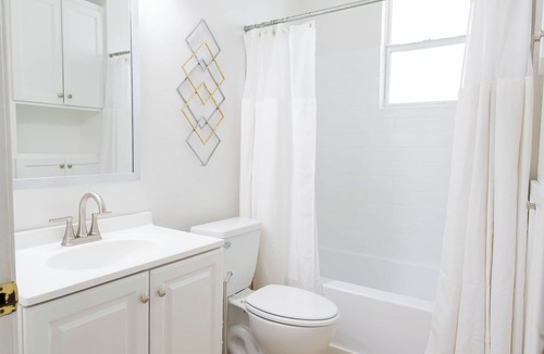 Broadmoor Apartment | Spacious 2BR/1.5BA, by Ochsner Baptist & Touro, Furnished, WiFi, W/D & Parking