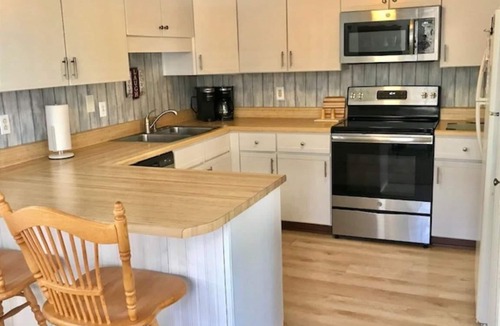 Salem Condo | Spacious 2BR/2.5 BA condo steps to lake, DOG FRIENDLY!