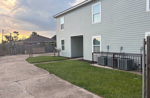 Kenner - Louis Armstrong International Airport Apartment | Spacious 3-bedroom corporate apartment with WiFi, AC in lovely Kenner