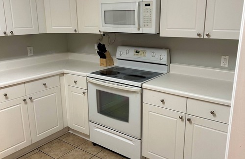 Pickwood House | Spacious 3-bedroom townhome in Auburn with AC, heat, and large kitchen.