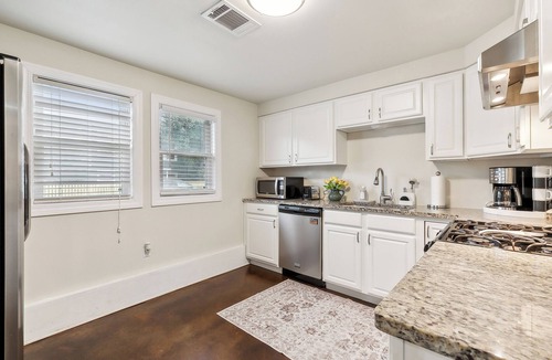 Leonidas House | Spacious 3-Bedroom Uptown House – Steps to Streetcar & Downtown