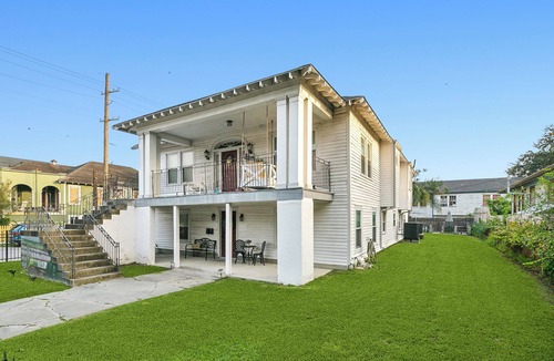 Leonidas House | Spacious 3-Bedroom Uptown House – Steps to Streetcar & Downtown