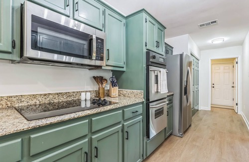 Malbis House | Spacious 3BR Lake Forest Home w/Pool Sleeps 8!