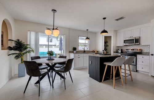 Sanford House | Spacious 4+1 bedroom house in Sanford with fast WiFi, A/C, & sleeping up to 12!