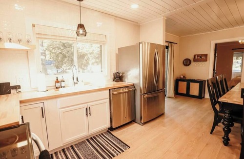 Clare House | Spacious 4 bedroom Guest House