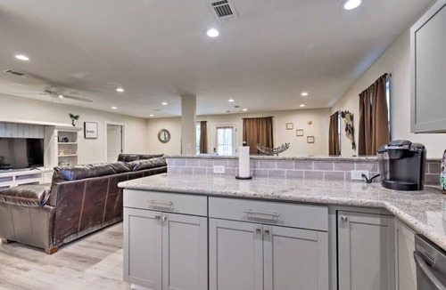 Mississippi City House | Spacious 4-bedroom house with WiFi, AC in amazing Gulfport 1/2 Mile from Beach