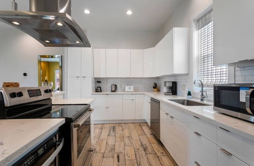 Mid-City House | Spacious 4BR Home w/Pool & Parking !