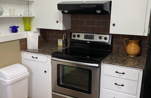 Valdosta House | Spacious 4BR House Sleeps 10+ Near SGMC, VSU & Moody AFB Parking