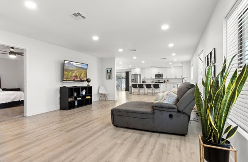 Alhambra House | Spacious 5 Bedroom Home with large kitchen in the Heart of Central Phoenix ☀️