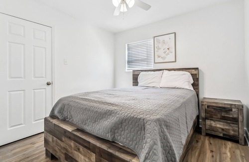 Little Woods House | Spacious 5-bedroom 2-bathroom home
