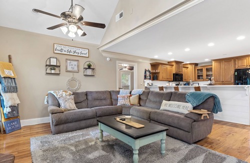 Eatonton House | Spacious 6-Bed Lakefront Retreat 2 King Ensuites, Screened Porch & Amenities
