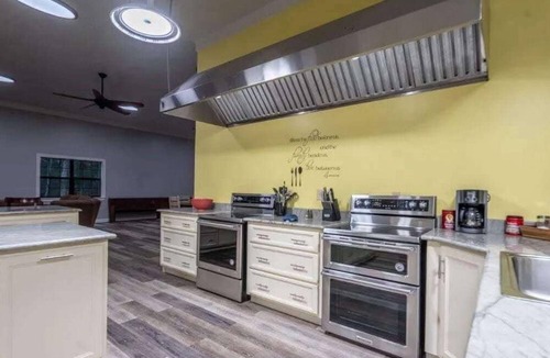 Fackler Cabin | Spacious 6-bedroom lodge in beautiful Hollwood with WiFi, AC