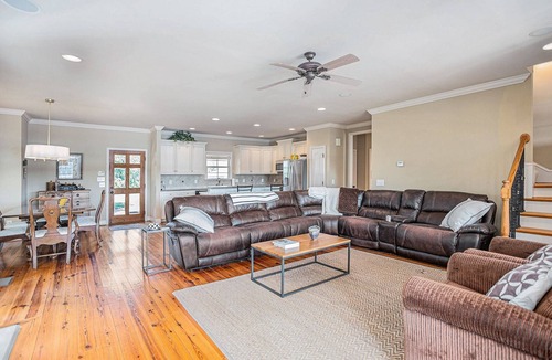 Columbiana House | Spacious 7-bedroom water front Lakehouse on lovely Lay Lake