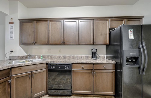New Castle House | Spacious and Luxurious Townhouse 3B/2.5B in a quiet neighborhood