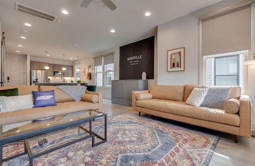 Greenwood House | Spacious And Walkable East Nash Designer Twin Homes Sleep 20 With Smart TVs Workspaces And Fast WiFi 2 Garages And Full Kitchens Walk to Mas Tacos 10 Min To Broadway 24 Hr Hospitality