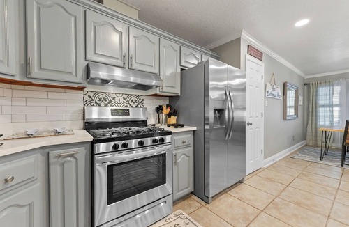 Kreole House | Spacious, cozy retreat, close to beaches, shopping, food & fun @ the Gulf Coast