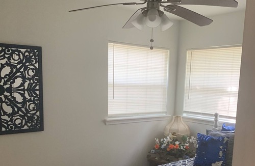 Laurel House | Spacious family home close to food, fun, and historic venues!