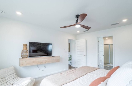 Foley House | Spacious Fun Cozy Cottage in Foley - 10 Mins to OWA!