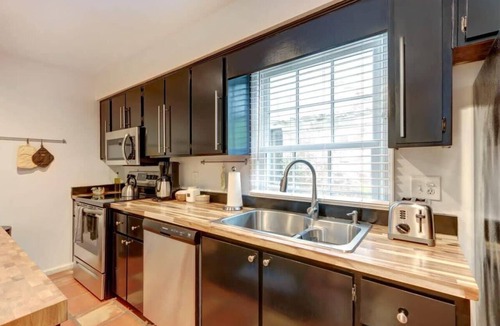 Historic Downtown Savannah Apartment | Spacious Garden Unit on Historic Jones Street!