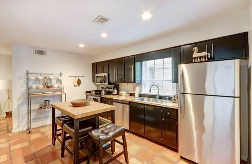 Historic Downtown Savannah Apartment | Spacious Garden Unit on Historic Jones Street!