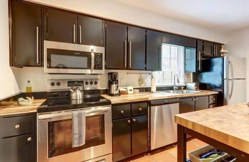 Historic Downtown Savannah Apartment | Spacious Garden Unit on Historic Jones Street!