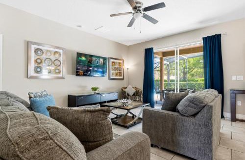Loughman House | Spacious Home with Private Pool and Spa in Solterra Gates Resort Nr Disney