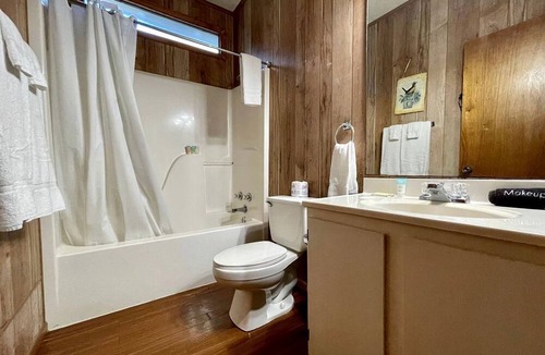 Zwolle Cabin | Spacious Lakeview Triplex Cabin with Water Park Access Near Zwolle, Louisiana