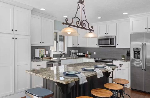 Florence House | Spacious, Luxe Design, Gameroom, Flat Grassy Knoll, Near RTJ + Waterfront View