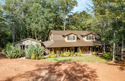 Clinton Cabin | Spacious Riverside Lodge on 370 acres near Tuscaloosa, 8 bedrooms - sleeps 15