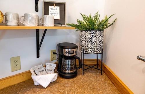 Valley Head Apartment | Spacious Secluded Upscale King Studio in Mentone