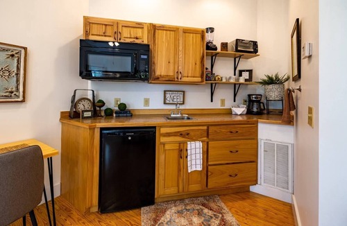 Valley Head Apartment | Spacious Secluded Upscale King Studio in Mentone