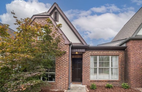 Hoover House | Spacious townhouse near the MET and Finley Center!