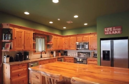 Hoyt House | Spacious water front 6-bedroom house with Dock, WiFi in charming Lake Eufaula