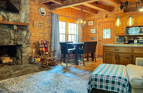 Pine Mountain Cabin | Spend Labor Day at Happy’s Hideaway- Fiber Wifi and Hot tub - Callaway Gardens