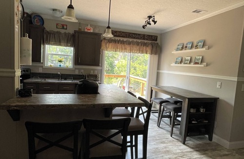 Welaka House | Sportsman's Bluff sits high above a deepwater canal with the river minutes away!
