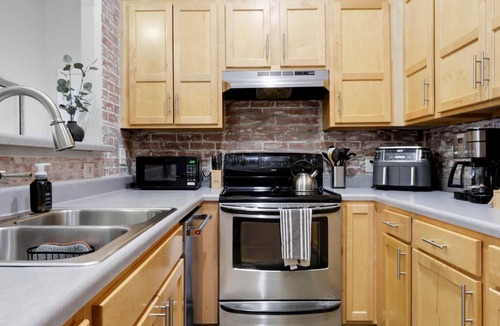 Downtown Chattanooga Condo | Spotless Luxury Retreat. Walk to Food & Fun. King Bed. Free Parking