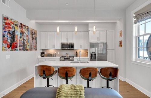 Central Business District Apartment | St Charles Ave Condo | Streetcars, Parking, Pool!