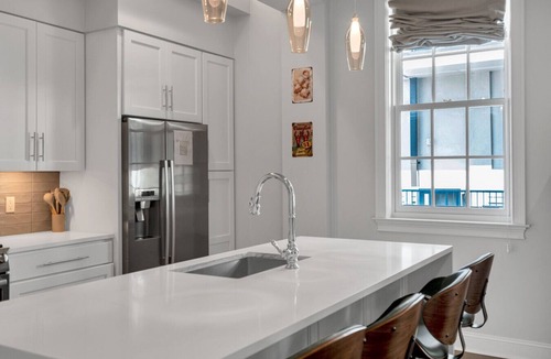 Central Business District Apartment | St Charles Ave Condo | Streetcars, Parking, Pool!