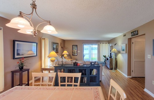 Welaka Condo | St. Johns River Condo w/2BR, Fish 30' From Patio