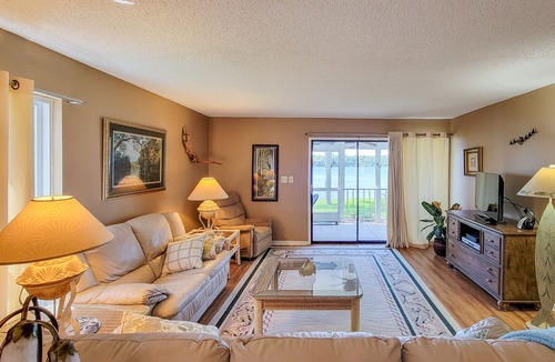 Welaka Condo | St. Johns River Condo w/2BR, Fish 30' From Patio