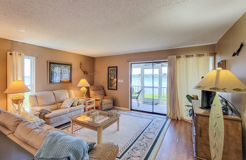 Welaka Condo | St. Johns River Condo w/2BR, Fish 30' From Patio