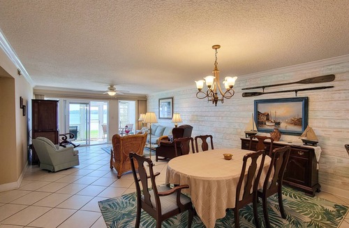 Welaka Condo | St. Johns River Condo w/2BR, Fish Near Your Patio