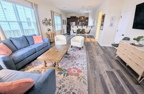 Thomas Square House | Starland Escape *Walkable with Off-street Parking*