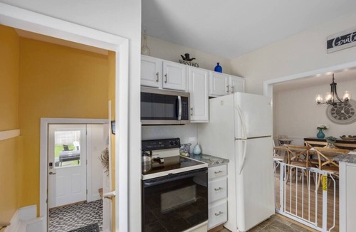 Lakeside House | Stay cool, 1.5 miles beach, Kayaks, wood, Bikes