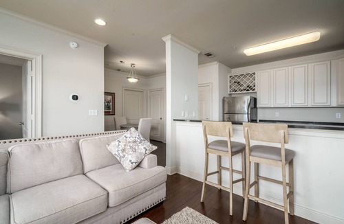Tuscaloosa Condo | Stay in Style: Fabulous 2 Bedroom Condo Minutes from Campus with Covered Porch, Pool, and Gym!