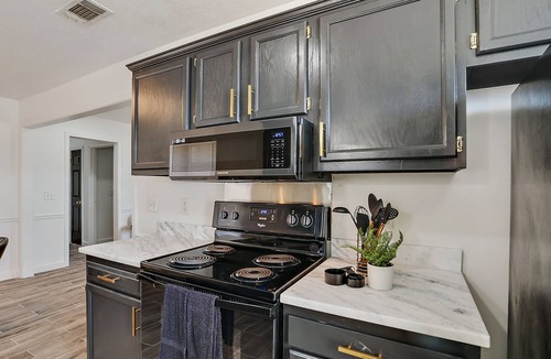 Pearl House | Stay Local - Gameroom near Amphitheater and Baseball