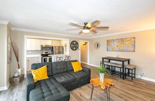 Downtown Atlanta Condo | StayATL | Downtown High Rise Condo with Balcony